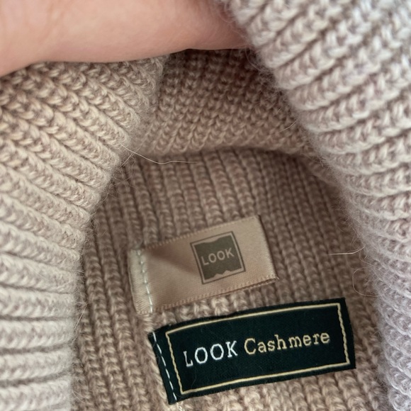 Look Cashmere Brand Pom Pom Winter Hat - Pale Pink - Reversibile into Scarf - Picture 5 of 6